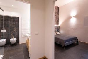 1 dormitorio con cama, bañera y lavamanos en terisuite 14, en Siena
