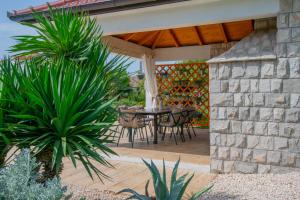 Patio alebo iná vonkajšia časť ubytovania Villa Piljak