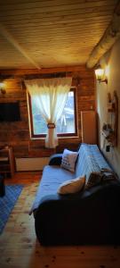 1 dormitorio con 1 cama grande y ventana en Uki & Sofi mountain house, en Kopaonik