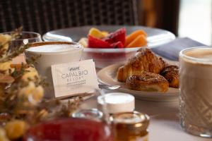 una mesa con un plato de comida y una taza de café en Resort Capalbio, en Capalbio