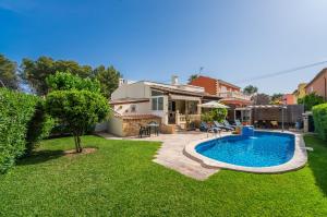a backyard with a swimming pool and a house at Ideal Property Mallorca - Casa Kerchner in Alcudia