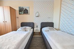 Posteľ alebo postele v izbe v ubytovaní BellaVista 1 Apartman