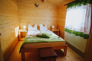 een slaapkamer met een bed in een houten kamer bij Vidra Park in Sicasău