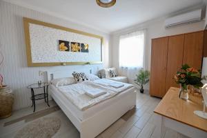 Posteľ alebo postele v izbe v ubytovaní BellaVista 1 Apartman