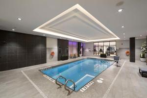 una grande piscina in una camera d'albergo di Bloom Mississauga, Tapestry Collection By Hilton a Mississauga
