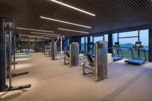 The fitness centre and/or fitness facilities at Hyatt Place Hangzhou International Airport