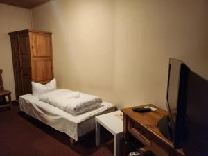 シュチルクにあるMamma Mia - pokoje gościnneの小さなベッドルーム(ベッド1台、テレビ付)
