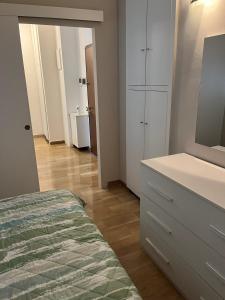 1 dormitorio con vestidor blanco y lavamanos en CINI Infinity HOUSE, en Cinisello Balsamo