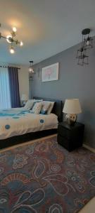 - une chambre avec un lit et une table avec une lampe dans l'établissement Bloomfields Residences, à Balintiouac
