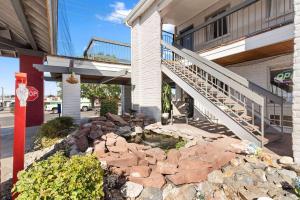 un edificio con un estanque de rocas frente a un edificio en Days inn by Wyndham Albuquerque Northeast en Albuquerque