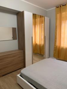 sypialnia z łóżkiem i lustrem w obiekcie GRAMSCI 2 rooms w Bolonii