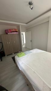 1 dormitorio con 1 cama blanca grande en una habitación en BVK, en Muğla