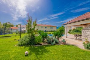 Vonkajšia záhrada v ubytovaní Villa Piljak