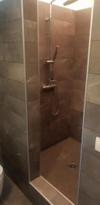 een douche met een glazen deur in de badkamer bij HB via bono 57 in Bergamo