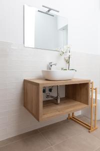 y baño con lavabo y espejo. en New Exclusive Melegnano Apartments- Near train station en Melegnano