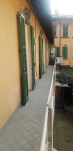 een hal van een gebouw met groene deuren en een stoep bij HB via bono 57 in Bergamo