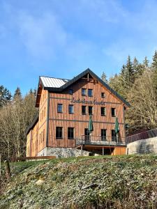 揚斯凱拉茲涅的住宿－Ludvíkova bouda，山顶上一座大型木制建筑