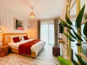 1 dormitorio con 1 cama y una maceta en Huzurla otel en İzmir