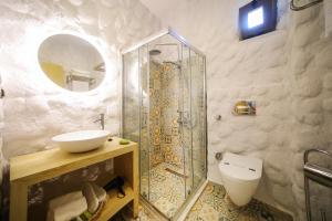 a bathroom with a shower and a sink and a toilet at Huzurla otel in İzmir