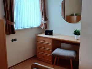 ein Ankleidezimmer mit einem Schreibtisch und einem Spiegel in der Unterkunft Ferienwohnung am Hügel in Schmallenberg