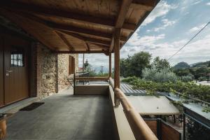 - un balcon d'une maison avec un toit en bois dans l'établissement Acropolis Mystra Guesthouse, à Mystras