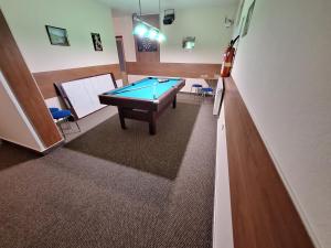 拉耶斯凱特普利采的住宿－維拉維克托利亞酒店，一间房间,配有乒乓球桌