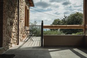 Un balcón con una silla en el porche en Acropolis Mystra Guesthouse en Mystras