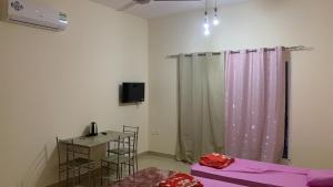 Zimmer mit einem Bett und einem Duschvorhang in der Unterkunft Jonoob hostel in Muscat