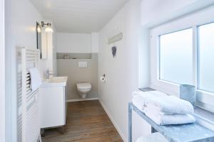 Bilik mandi di Ferienhaus Stürsholz Gut Oestergaard