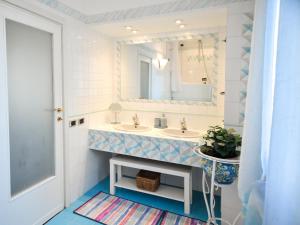 łazienka z 2 umywalkami i lustrem w obiekcie Il Villino di Monic w Pizie
