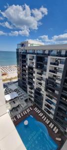 an aerial view of a large building with a swimming pool at Hotel Building Stefan Resort I Nord in Mamaia Nord