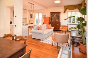 比薩的住宿－Il Villino di Monic，客厅配有沙发和桌子