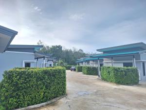 a row of houses with bushes in front of them at การ์เด้นวิว รีสอร์ท in Trang