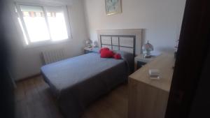 カラフェルにあるVilla Delfínのベッドルーム1室(赤い枕2つ付きのベッド1台付)