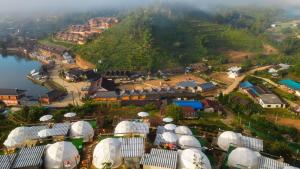 una vista aérea de un pueblo con cúpulas blancas en รักไทยโฮมสเตย์ en Ban Rak Thai