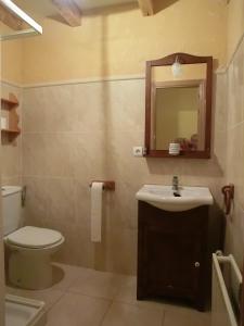 A bathroom at El Establo,Casa rural