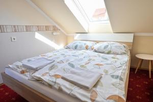 Posteľ alebo postele v izbe v ubytovaní BellaVista 1 Apartman