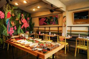 Makanan di atau berdekatan hotel