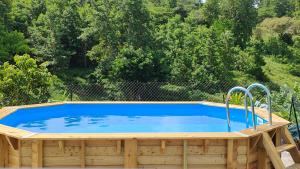 - une piscine en bois d'eau bleue dans l'établissement Rayon de Soleil T2 Bas de villa, à Sainte-Anne