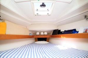 um pequeno quarto com uma cama num barco em Salis - Jeanneau 39i em Lisboa
