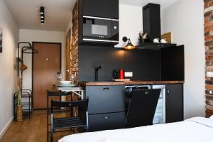 um quarto com uma cozinha com um bar e uma cama em No. 2 Comfy center apartment em Klaipėda