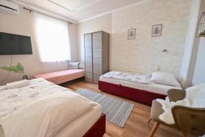Posteľ alebo postele v izbe v ubytovaní BellaVista 1 Apartman