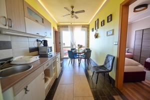 Kuchyňa alebo kuchynka v ubytovaní BellaVista 1 Apartman