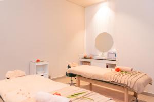- une salle d'hôpital avec 2 lits et un miroir dans l'établissement Royal Green Wellness Resort, à Moka
