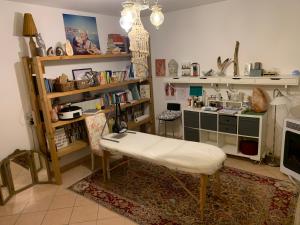 Habitación con escritorio y silla. en Ginko, en Castrocaro Terme