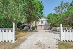 une clôture blanche devant une maison dans l'établissement Pool, Gameroom & Minigolf Enchanting Texas Home, à San Antonio