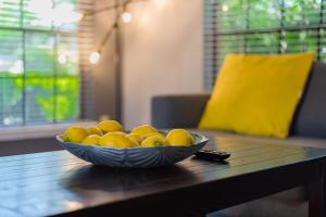 un tazón de limones sobre una mesa de madera en Fun 'n Sun Heated Pool & Gameroom By Fiesta Texas, en San Antonio