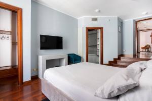 una camera con letto bianco e camino di Homescape Frascati a Frascati