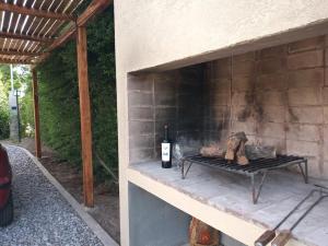 Una fogata con una botella de vino y una botella de vino en Casa ROMA, en San Rafael