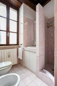y baño con bañera, aseo y lavamanos. en Homescape Frascati, en Frascati